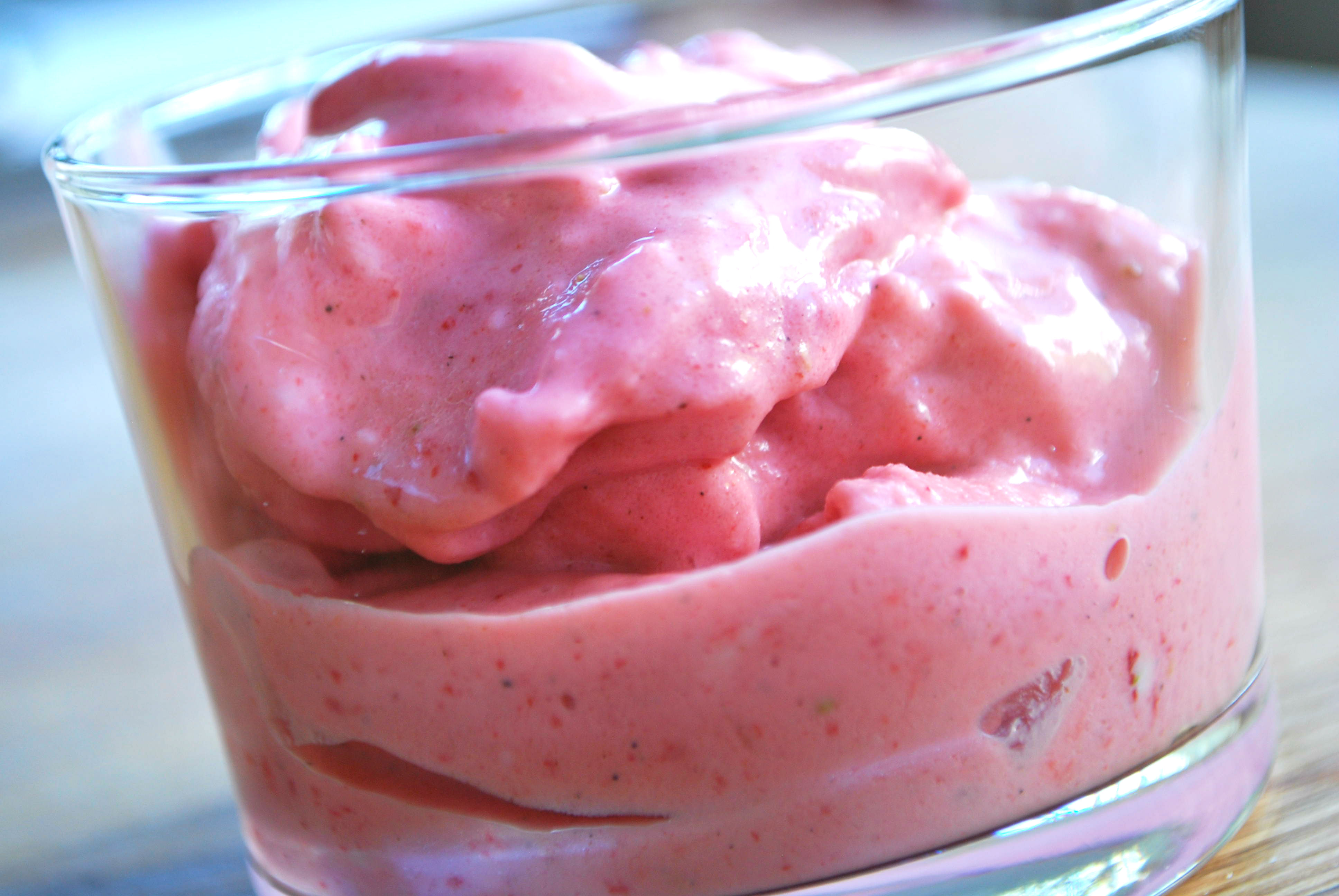 Snabb yoghurtglass med jordgubb